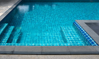 This is a picture of a clean swimming pool with spotless tile in Amarillo, Texas.